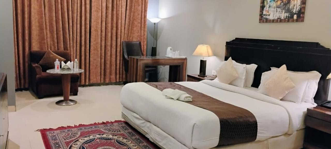 Airport Lotus 10 Minutes Delhi Aerocity Metro Hotel 4*