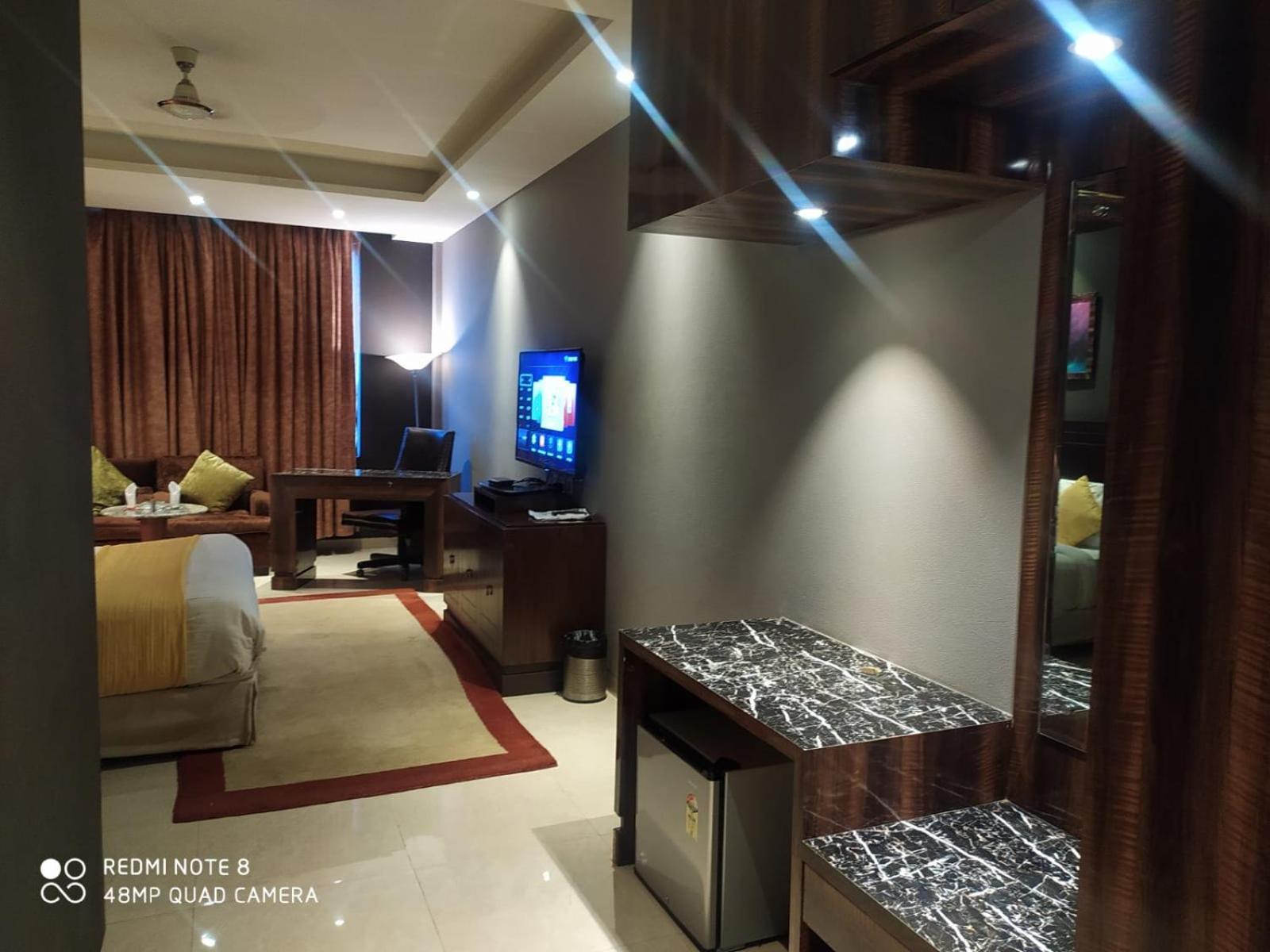Airport Lotus 10 Minutes Delhi Aerocity Metro 4*