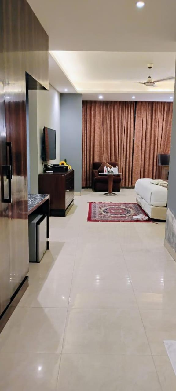 Airport Lotus 10 Minutes Delhi Aerocity Metro 4* New Delhi