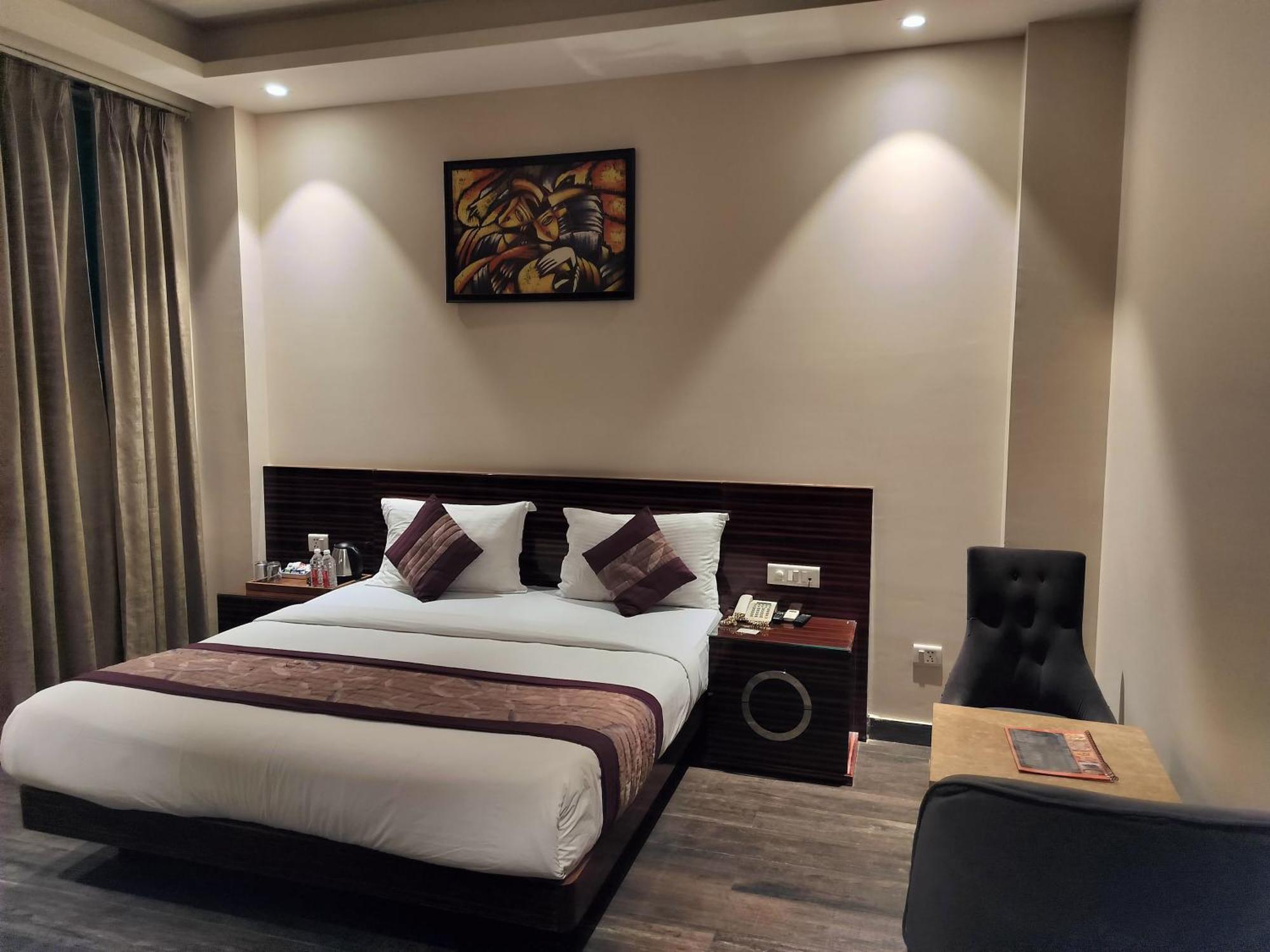 Airport Lotus 10 Minutes Delhi Aerocity Metro Hotel 4*