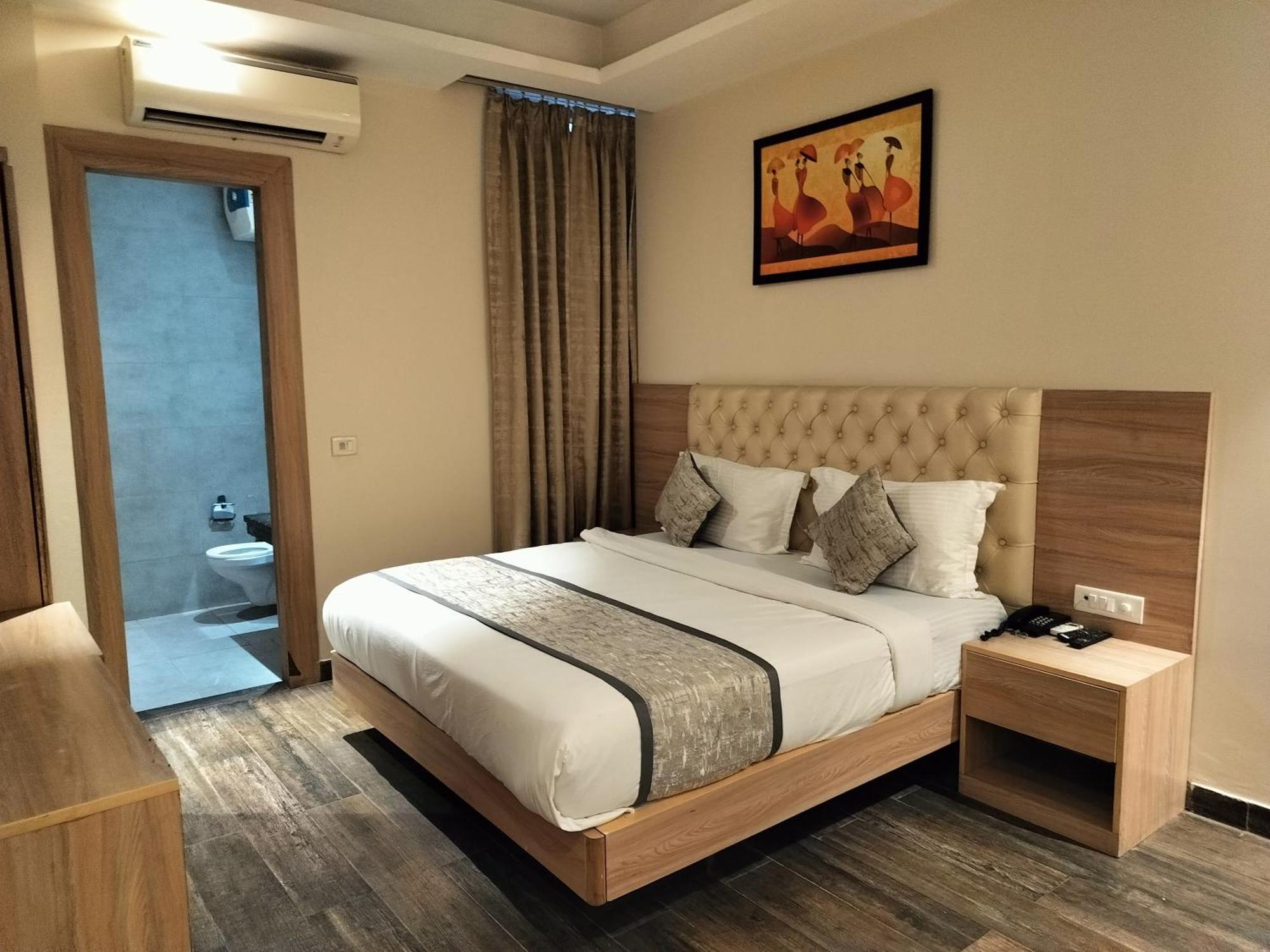 Airport Lotus 10 Minutes Delhi Aerocity Metro 4*