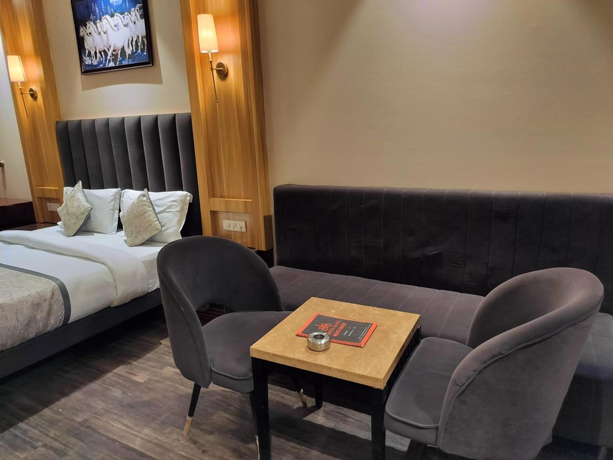 Airport Lotus 10 Minutes Delhi Aerocity Metro 4* New Delhi